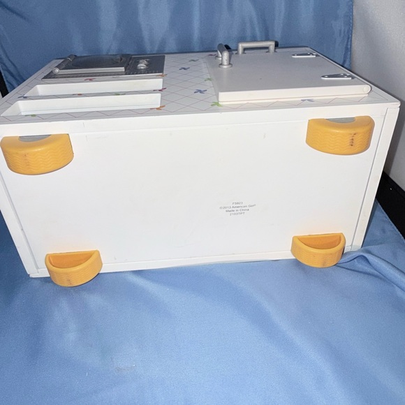 American Girl Doll CAMPUS SNACKS ROLLING CART RETIRED with 10 accessories - Picture 7 of 11